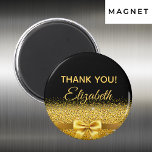 Black gold elegant Danke Geburtstag Magnet<br><div class="desc">Elegant,  klassisch,  glamourös und feminin. Ein goldfarbener Bogen mit goldenem Glitzer und glitzerndem Glanz,  ein bisschen Bling und Luxus. Schwarzer Hintergrund. Mit dem Text: Danke! und Vorlage für einen Namen.</div>