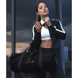 Black Gold Elegante Mit Monogramm Gym Sports Trave Duffle Bag<br><div class="desc">Erstellen Sie Ihre eigenen, personalisierten, eleganten Imitate Gold-Script / Typografie Monogramm mit Monogramm, leicht, haltbar Polyester Poplin, Männer Frauen Volljet-Gymnastik-Tray-On-Duffle-Tasche, mit robusten 22" Tragegriff, herausnehmbar und einstellbar (27" bis 48") Schulterband mit Schulterpolster und Metalldrehhaken, Laminatfutter mit sekundärer Reißverschluss-Tasche zusätzliche Sicherheit. Geben Sie einfach Ihren Namen / Initialen / Monogramm, um...</div>
