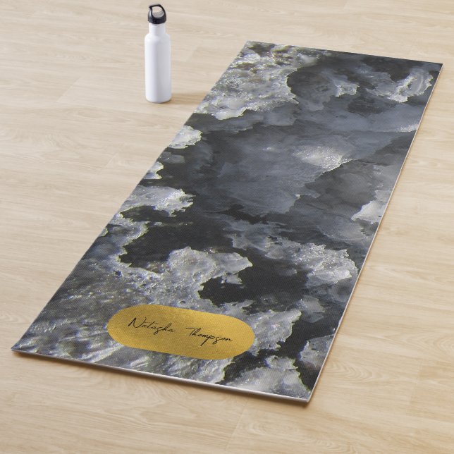 Black Gold Foil Sea Crystals Signature Script Yogamatte (Beispiel)