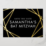 Black Gold Geometric Bat Mitzvah Save the Date Folieneinladung<br><div class="desc">Echte Folie Bat Mitzvah Save the Date Karte mit Modern Geometric Overlapping Quadrate in Gold,  Silber oder Rose Gold Pink Foil auf schwarz-weiß Hintergrund mit Ihrem personalisierten Foto auf der Rückseite.</div>