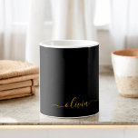 Black Gold Girl Script Monogram Name Modern Kaffeetasse<br><div class="desc">Gold und Black Monogram Name Coffee Cup oder Tasse. Das macht den perfekten 16 Geburtstag,  Hochzeit,  Brautparty,  Jubiläum,  Babydusche oder Junggeselinnen-Abschied Geschenk für jemanden,  der Lieben glamourösen Luxus und schicke Stile.</div>