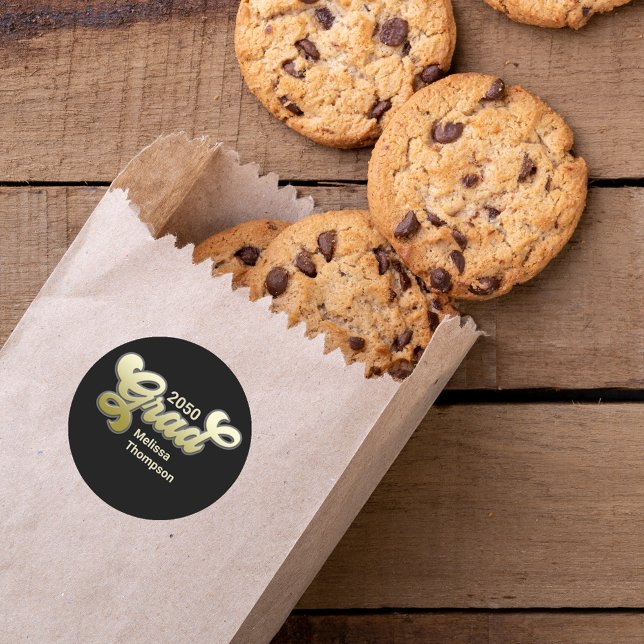 Black Gold Graduation Party für Custom Runder Aufkleber (Graduate "Grad" typography gift label sticker. )