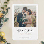 Black Gold Minimalistisch Modern Foto Save the Dat Save The Date<br><div class="desc">Diese einfache, moderne Hochzeit des Fotos bewahrt das Datum der Flachkarte hat ein sauberes, frisches minimalistisches Design. Die Vorderseite zeigt einen lebendigen, modernen, schwarzen Save the Date Text, Ihre Vornamen in einem eleganten Goldton, Kalifornien Gold, und Datum- und Hochzeitsstandort darunter. Dieses 'Save the Date' Skript kann nicht geändert werden. Sie...</div>