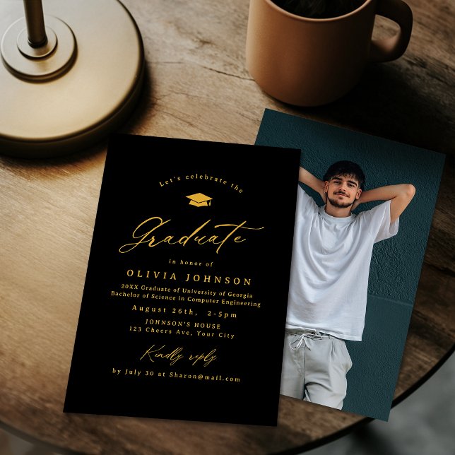 Black Gold Modern Calligraphy Photo Graduation Einladung (Black Gold Modern Calligraphy Photo Graduation Invitation)
