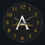 Black Gold Modern Script Girls Monogram Name Große Wanduhr<br><div class="desc">Schwarz und Gold einfache Script Monogram Name Clock. Das macht den perfekten süßen 16 Geburtstag,  Hochzeit,  Brautparty,  Jubiläum,  Babydusche oder Junggeselinnen-Abschied Geschenk für jemanden,  der Lieben glamourösen Luxus und schicke Stile.</div>