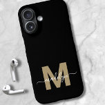 Black Gold Moderne Feminine Script Name Monogram iPhone 16 Hülle<br><div class="desc">Personalisiertes Gold und Black Script Erstklassiges Monogram Phone Case. Fügen Sie Ihrem Handy eine Touch von Luxus und Eleganz mit diesem personalisierten Gehäuse hinzu. Mit einem schwarzen Hintergrund, einem fett goldenen Initial (beachten Sie: Das Gold ist eine flache Farbe ohne Schimmer) und einem fließenden weißen Skriptnamen kombiniert dieses Design Eleganz...</div>