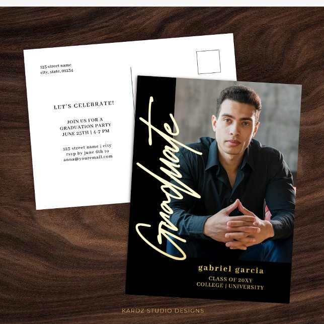 Black Gold Moderner Abschluss Einladung Postkarte (Gold Foil Invitation Postcard is shown in 4.25 x 5.6 inch. front and back views. )