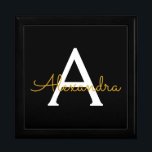 Black Gold Modernes Script Giron Monogram Name Erinnerungskiste<br><div class="desc">Black and Gold Simple Script Monogram Name Juwelry Keepake Box. Dies macht den perfekten Abschluss,  Geburtstag,  Hochzeit,  Brautparty,  Jubiläum,  Babydusche oder Junggeselinnen-Abschied Geschenk für jemanden,  die Lieben glamourösen Luxus und schicke Stile.</div>