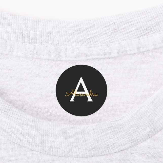 Black Gold Modernes Script Giron Monogram Name Etiketten (Befestigt)