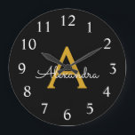 Black Gold Modernes Script Giron Monogram Name Große Wanduhr<br><div class="desc">Schwarz und Gold Einfache Script Monogram Name Clock. Das macht den perfekten 16 Geburtstag,  Hochzeit,  Brautparty,  Jubiläum,  Babydusche oder Junggeselinnen-Abschied Geschenk für jemanden,  der Lieben glamourösen Luxus und schicke Stile.</div>