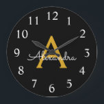 Black Gold Modernes Script Giron Monogram Name Große Wanduhr<br><div class="desc">Schwarz und Gold Einfache Script Monogram Name Clock. Das macht den perfekten 16 Geburtstag,  Hochzeit,  Brautparty,  Jubiläum,  Babydusche oder Junggeselinnen-Abschied Geschenk für jemanden,  der Lieben glamourösen Luxus und schicke Stile.</div>