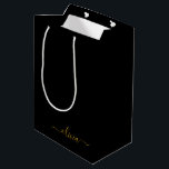 Black Gold Modernes Script Giron Monogram Name Mittlere Geschenktüte<br><div class="desc">Schwarz und Gold einfache Script Monogram Name Geschenktasche. Das macht den perfekten 16 Geburtstag,  Hochzeit,  Brautparty,  Jubiläum,  Babydusche oder Junggeselinnen-Abschied Geschenktasche für jemanden,  der Lieben glamourösen Luxus und schicke Stile.</div>