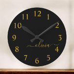 Black Gold Modernes Script Giron Monogram Name Runde Wanduhr<br><div class="desc">Schwarz und Gold Einfache Script Monogram Name Clock. Das macht den perfekten 16 Geburtstag,  Hochzeit,  Brautparty,  Jubiläum,  Babydusche oder Junggeselinnen-Abschied Geschenk für jemanden,  der Lieben glamourösen Luxus und schicke Stile.</div>