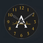 Black Gold Modernes Script Giron Monogram Name Runde Wanduhr<br><div class="desc">Schwarz und Gold Einfache Script Monogram Name Clock. Das macht den perfekten 16 Geburtstag,  Hochzeit,  Brautparty,  Jubiläum,  Babydusche oder Junggeselinnen-Abschied Geschenk für jemanden,  der Lieben glamourösen Luxus und schicke Stile.</div>