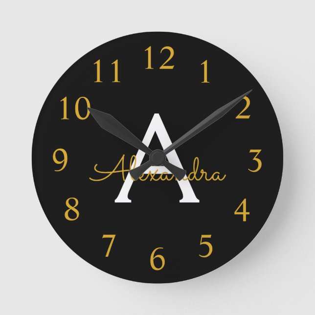 Black Gold Modernes Script Giron Monogram Name Runde Wanduhr (Vorderseite)