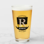 Black Gold Monogram Name Trauzeuge Gastgeschenk Ho Glas<br><div class="desc">Dieses einzigartige Bierglas ist als Geschenk für Ihre Trauzeugen konzipiert. Ein tolles Design mit einem schwarzen und goldenen Hut vor weißem Hintergrund. Es gibt sogar eine einzigartige Anordnung des Monogramms - sehen Sie genau hin und Sie werden drei Farben sehen, was ihm das Gefühl der Tiefe gibt. Personalisiert zusätzlich mit...</div>