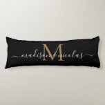Black Gold Monogram Script Neuer Jahrestag Seitenschläferkissen<br><div class="desc">Einfache Schwarz-Gold Monogramm-Script neu verheiratet Paar Wedeljubiläum Body Pillow</div>
