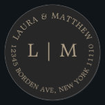 Black Gold Monogram Wedding Runder Aufkleber<br><div class="desc">Moderner und minimalistischer Hochzeitsaufkleber mit Ihren zwei ersten Monogrammen und Ihrer Adresse. Ein schlichtes Design,  das noch immer elegant und stilvoll wirkt. Diese Umschläge sind eine hervorragende Möglichkeit,  um Ihrer Hochzeitssuite eine elegante Touch hinzuzufügen.</div>