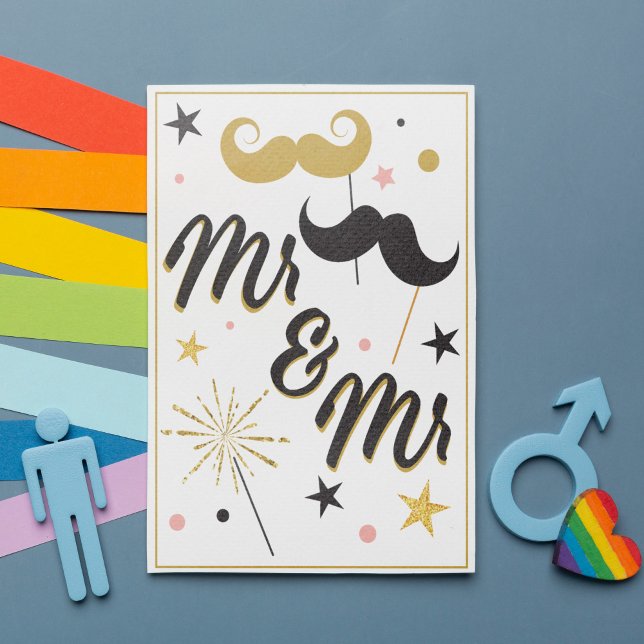 Black Gold Mr. Mustache Gay Wedding Einladung (Presenting an elegant gay wedding invitation in black, gold and soft pink. )