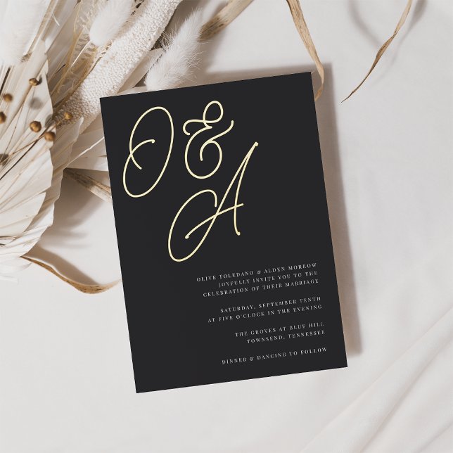 Black & Gold Oversified Script Monogram Wedding Folieneinladung (Von Creator hochgeladen)