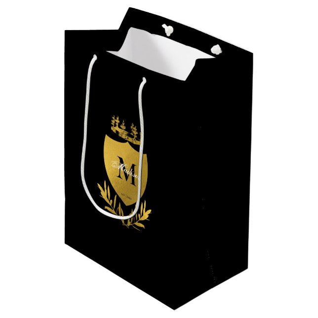 Black & Gold Royal Emblem Shield Monogram Mittlere Geschenktüte (Vorderseite Schrägansicht)