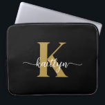 Black Gold Script Monogram Laptopschutzhülle<br><div class="desc">Diese schlichte,  elegante 15" schwarze Notebook-Hülle mit Ihrem Vornamen in einem trendigen Script-Schriftart in Weiß und Ihre erste Erstaufnahme in einem modernen Mütze-Schriftart in Gold ist perfekt für Sie. Es ist stilvoll und trendig und dennoch sehr klassisch. Es ist einzigartig - wie du!</div>