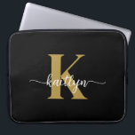 Black Gold Script Monogram Laptopschutzhülle<br><div class="desc">Diese schlichte,  elegante 15" schwarze Notebook-Hülle mit Ihrem Vornamen in einem trendigen Script-Schriftart in Weiß und Ihre erste Erstaufnahme in einem modernen Mütze-Schriftart in Gold ist perfekt für Sie. Es ist stilvoll und trendig und dennoch sehr klassisch. Es ist einzigartig - wie du!</div>