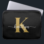 Black Gold Script Monogram Laptopschutzhülle<br><div class="desc">Diese einfache,  elegante 13" Notebook-Hülle mit Ihrem Vornamen in einem trendigen Script-Schriftart in Weiß und Ihre erste Erstaufnahme in einem modernen Mütze-Schriftart in Gold ist perfekt für Sie. Es ist stilvoll und trendig und dennoch sehr klassisch. Es ist einzigartig - wie du!</div>