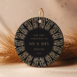 Black & Gold Sunburst Art Deco Keramik Ornament<br><div class="desc">Eine minimalistische Retro-Deko-Ferienkollektion in Schwarz und Gold mit beeindruckenden Sonnenschutzrahmen. Einfach mit Ihrem Namen und Meilenstein anpassbar.</div>