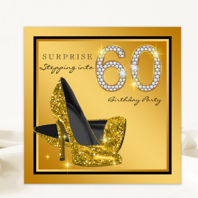 Black Gold Überraschung 60. Geburtstagsparty Einladung (Elegant black gold glitter high heel shoe 60th birthday invitation with pretty gold diamond numbers.)