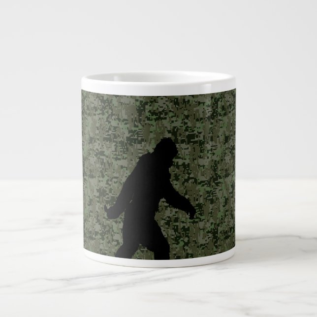 Black Gone Squatchin Woodland Digital Camouflage Jumbo-Tasse (Vorderseite)