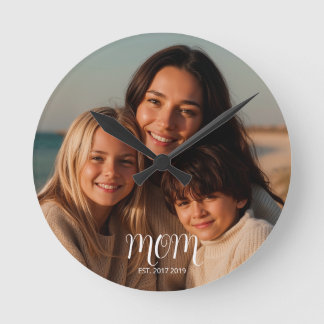 Black Graceful Script Mom Established Photo Runde Wanduhr