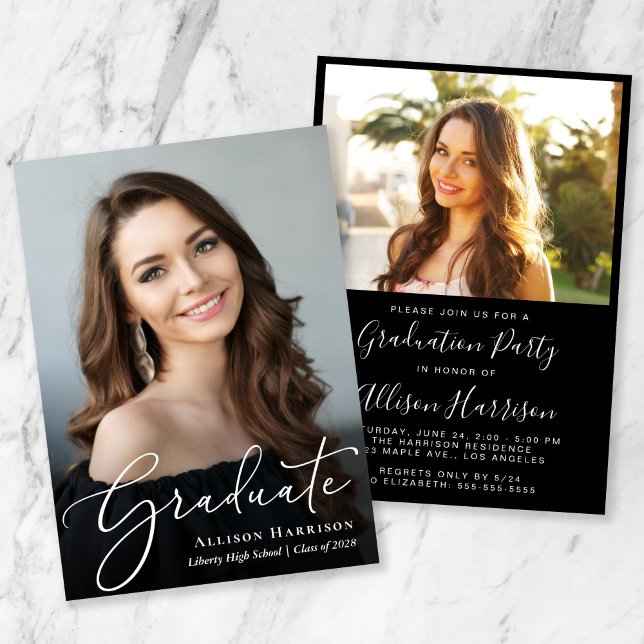 Black Graduation Party für elegantes Script-Foto Einladung (An elegant photo graduation announcement to celebrate the graduate's achievements)