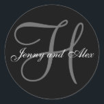 Black Gray Monogram H Bride Groom Names Wedding Runder Aufkleber<br><div class="desc">Eleganter Hochzeitsaufkleber mit Monogramm Initial von Nachnamen und Braut- und Bräutigam-Namen, die Sie mit Ihren persönlichen Informationen und Ihrem Hochzeitsfarbschema anpassen können. Ein großartiger Aufkleber für Gastgeschenk Hochzeit-Aufkleber, Kuchen-Box-Etiketten, Hochzeit-Leckerei-Taschen-Siegel, und Hochzeitseinladung Umschlag Aufkleber. Design von Elke Clarke ©2008. Verwenden Sie die Eingabeaufforderungen, aber wenn Sie den Buchstaben ändern, verwenden Sie...</div>