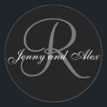 Black Gray Monogram R Bride Groom Names Wedding Runder Aufkleber<br><div class="desc">Eleganter Hochzeitsaufkleber mit Monogramm Initial von Nachnamen und Braut- und Bräutigam-Namen, die Sie mit Ihren persönlichen Informationen und Ihrem Hochzeitsfarbschema anpassen können. Ein großartiger Aufkleber für Gastgeschenk Hochzeit-Aufkleber, Kuchen-Box-Etiketten, Hochzeit-Leckerei-Taschen-Siegel, und Hochzeitseinladung Umschlag Aufkleber. Design von Elke Clarke ©2008. Verwenden Sie die Eingabeaufforderungen, aber wenn Sie den Buchstaben ändern, verwenden Sie...</div>