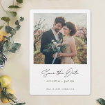 Black Green Minimalistisch Modern Foto Save the Da Save The Date<br><div class="desc">Diese einfache, moderne Hochzeit des Fotos bewahrt das Datum der Flachkarte hat ein sauberes, frisches minimalistisches Design. An der Vorderseite befindet sich ein lebendiger, moderner, schwarzer Save the Date Text unter Ihrem Foto, die Vornamen in einem eleganten, mitteldunklen Grün-, Datum- und Hochzeitsbereich darunter. Dieses 'Save the Date' Skript kann nicht...</div>