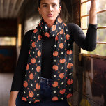 Black Halloween Fall Pumpkins und Stars Schal<br><div class="desc">Feiern Sie die Herbstsaison mit diesem niedlichen Kürbissternmuster schwarzen Schal. Mit seinen zauberhaften Kürbissen und Sternen auf schwarzem Hintergrund ist dieser Schal perfekt für eine festliche Touch Ihres Herbstgartens. Aus weichem, leichtem Chiffon gefertigt, ist es vielseitig genug, um mit jedem Outfit zu tragen. Ob Sie sich für ein Erntefestival anziehen...</div>