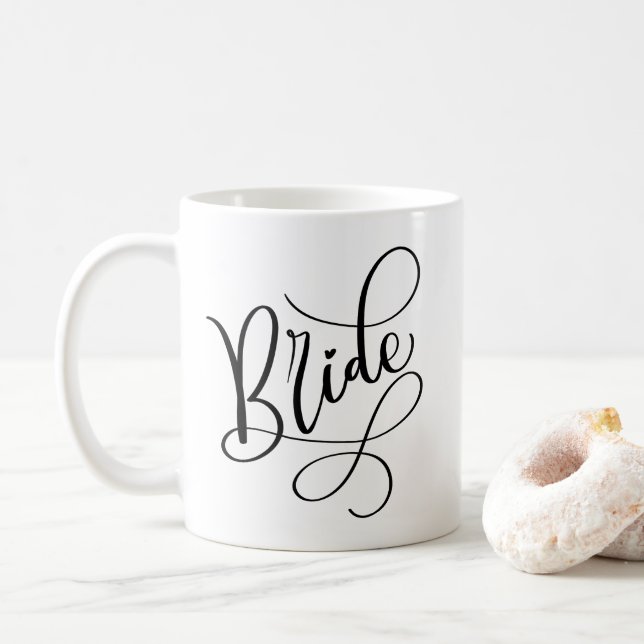 Black Hand Letted Script Bride personalisierte Mug Kaffeetasse (Mit Donut)