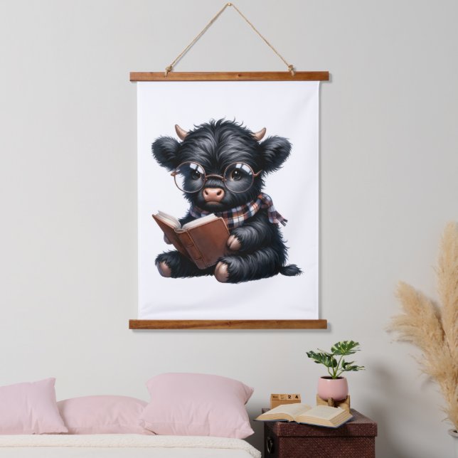 Black Highland Cow Reading A Book Wandteppich Mit Holzrahmen (Schlafzimmer)