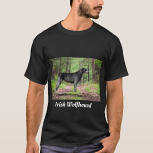 Black Irish Wolfhound posiert im Wald  T-Shirt