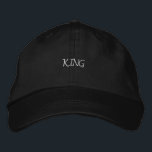 Black King Cap mit eleganter Stickerei Mens Hat Bestickte Baseballkappe<br><div class="desc">Genießen Sie das Ensemble mit der Black Color King Cap und der eleganten Textistickerie "King". Dieses alternative Bekleidungsstück wird aus luxuriöser Baumwolle hergestellt und garantiert einen dauerhaften Komfort. Das verstellbare Gurtband sorgt für eine perfekte Passform und macht es zu einer ausgereiften Wahl für jede Gelegenheit oder Veranstaltung.</div>