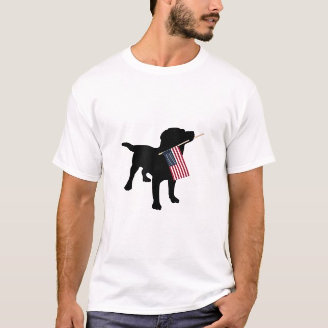 Black Lab Hund Holding 4. Juli Patriotic USA Flag T-Shirt (Vorderseite)