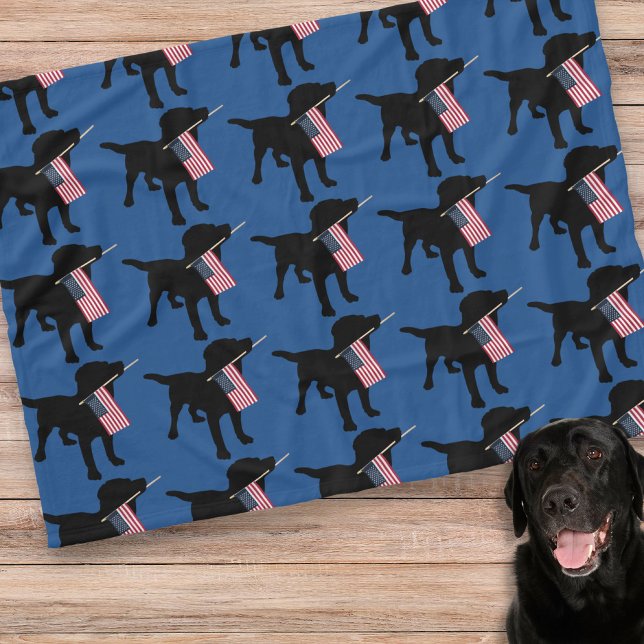 Black Lab Hund mit amerikanischer Flagge, 4. Juli Fleecedecke (Von Creator hochgeladen)