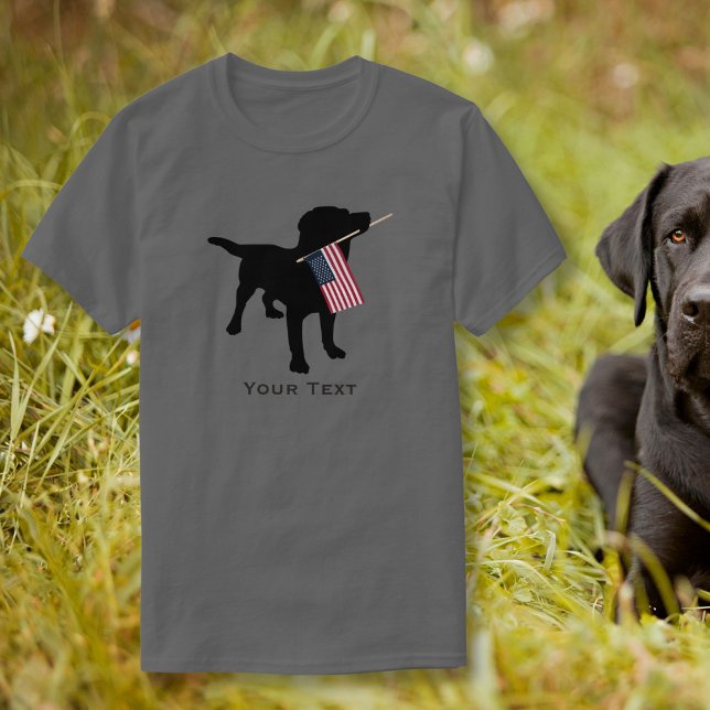 Black Lab Hund mit der US-Flagge, 4. Juli T-Shirt (Von Creator hochgeladen)