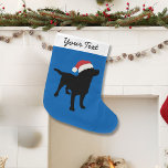 Black Lab Hund mit Weihnachts-Weihnachtsmannmütze Großer Weihnachtsstrumpf<br><div class="desc">Dieses bezaubernde Black Lab Hunddesign besticht durch eine schwarze Labrador Retriever Silhouette, die eine rot-weiße Weihnachtsweih-Weihnachtsmannmütze trägt. Personalisieren Sie mit Ihrem eigenen Text - Ihren Namen, Weihnachtsgrüße, Ihren Hundenamen, etc. Dies macht ein niedliches, festliches Design für Weihnachten- und Winterferien. Ändern Sie die Hintergrundfarbe, indem Sie auf "Anpassen" klicken und dann...</div>