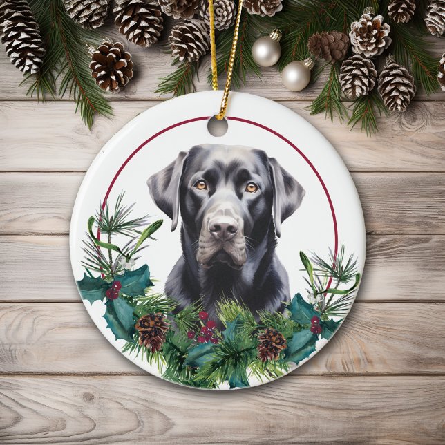Black Lab Retriever Evergreen Berry Wreath Keramik Ornament (Von Creator hochgeladen)