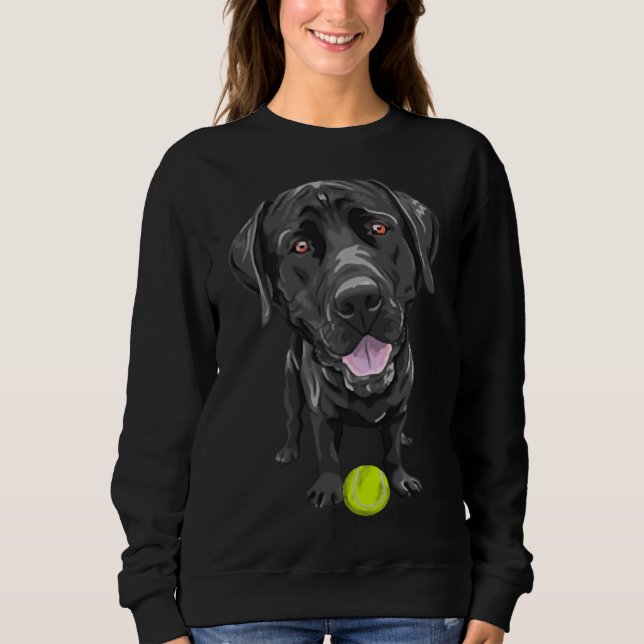 Black Labrador mit Tennis Ball Scoop Sweatshirt (Vorderseite)