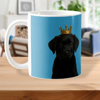 Black Labrador Puppy in Gold Crown Niedlich Kaffeetasse