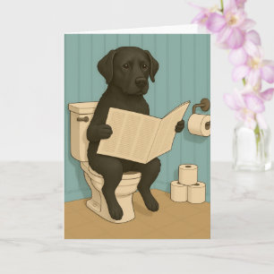 Black Labrador Reading Newspapier auf der Toilette Karte