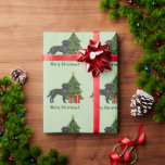 Black Labrador Retriever Dog Green Christmas Tree Geschenkpapier<br><div class="desc">Desteis originelle Cartoon-Illustration einer niedlichen schwarzen Fellfarbe Labrador Retriever Rasse Hund. Der Hund wird von einem festlichen Weihnachtsbaum stehend, der mit roten und gelben Ornamenten verziert ist, einer Perlgarage und einem gelben Stern, der auf dem Baumgipfel steht. Es gibt auch zwei umhüllte Geschenke vom Baum und es gibt einen personalisierbaren...</div>